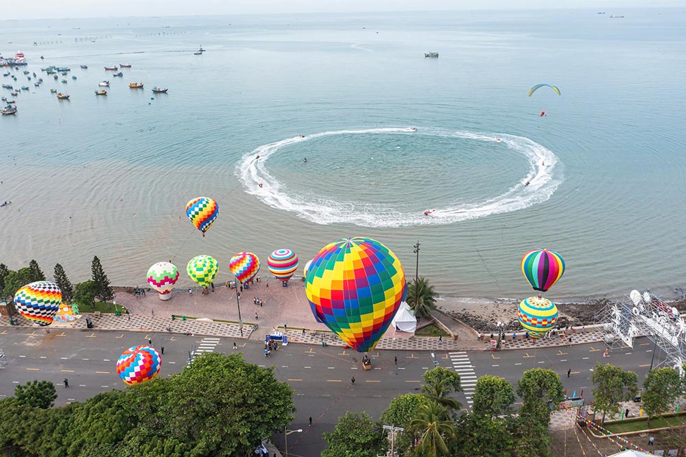 Lễ hội khinh khí cầu diễn ra trên đường Quang Trung, dọc Bãi Trước, TP Vũng Tàu trong Tuần lễ du lịch Bà Rịa - Vũng Tàu, từ ngày 27 đến hết 29.12.