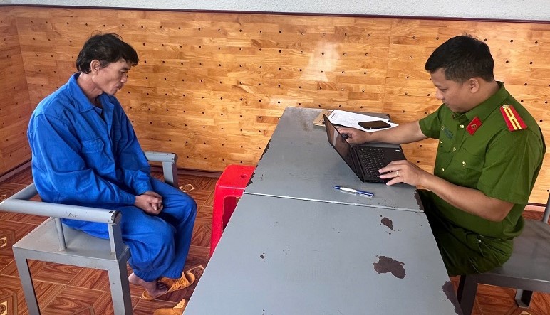 Một đối tượng khai nhận cách dùng hoạt chất  6-Benzylaminopurine để ngâm giá đỗ rồi bán ra thị trường. Ảnh: Anh Tài