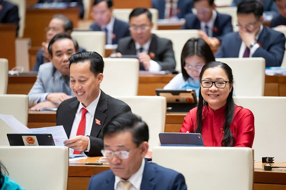 The National Assembly Standing Committee signed a resolution on allocating the estimated operating budget of National Assembly delegations in 2025. Photo: Quochoi.vn