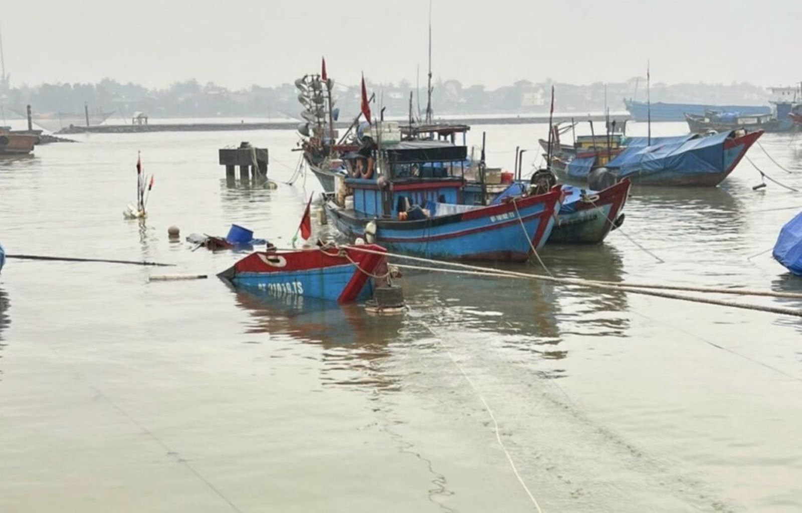 Chiec tau ca bi chim khi neo o au tau, chi con phan mui tau noi len. Anh: Dinh Tien.