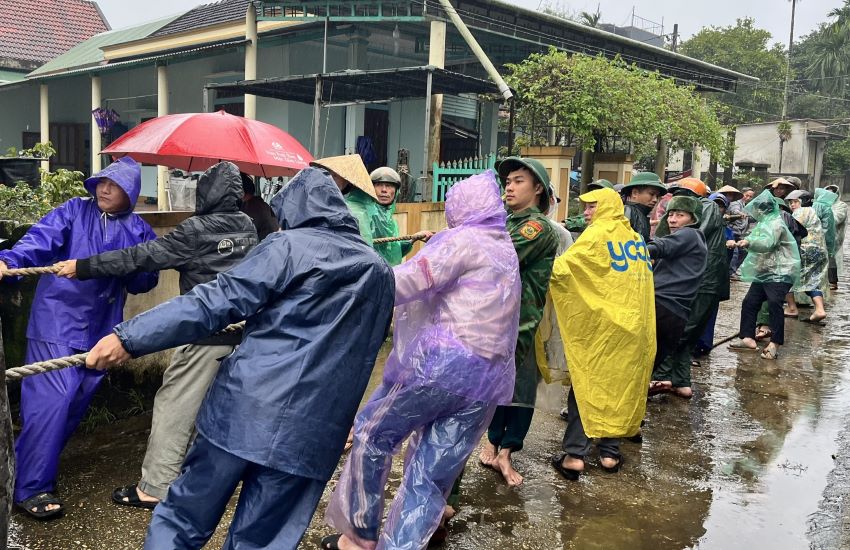 Forces coordinated to pull the sunken fishing boat ashore. Photo: Dinh Tien.
