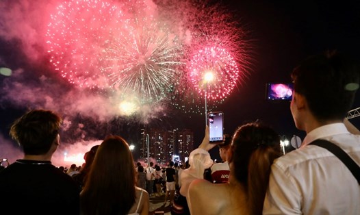 Khoảnh khắc pháo hoa rực sáng trên bầu trời TPHCM. Ảnh: Anh Tú