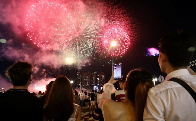 The moment fireworks lit up the sky of Ho Chi Minh City. Photo: Anh Tu