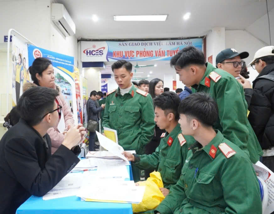 The job fair for demobilized soldiers attracted a large number of candidates. Photo: Anh Thu