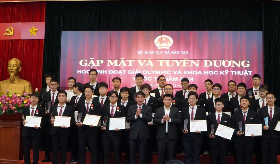 Bo GDDT trao bang khen cho hoc sinh, giao vien, giang vien, cac ca nhan va don vi dat thanh tich tai cac Ky thi Olympic va Khoa hoc ky thuat quoc te nam 2024. Anh: Anh Duc