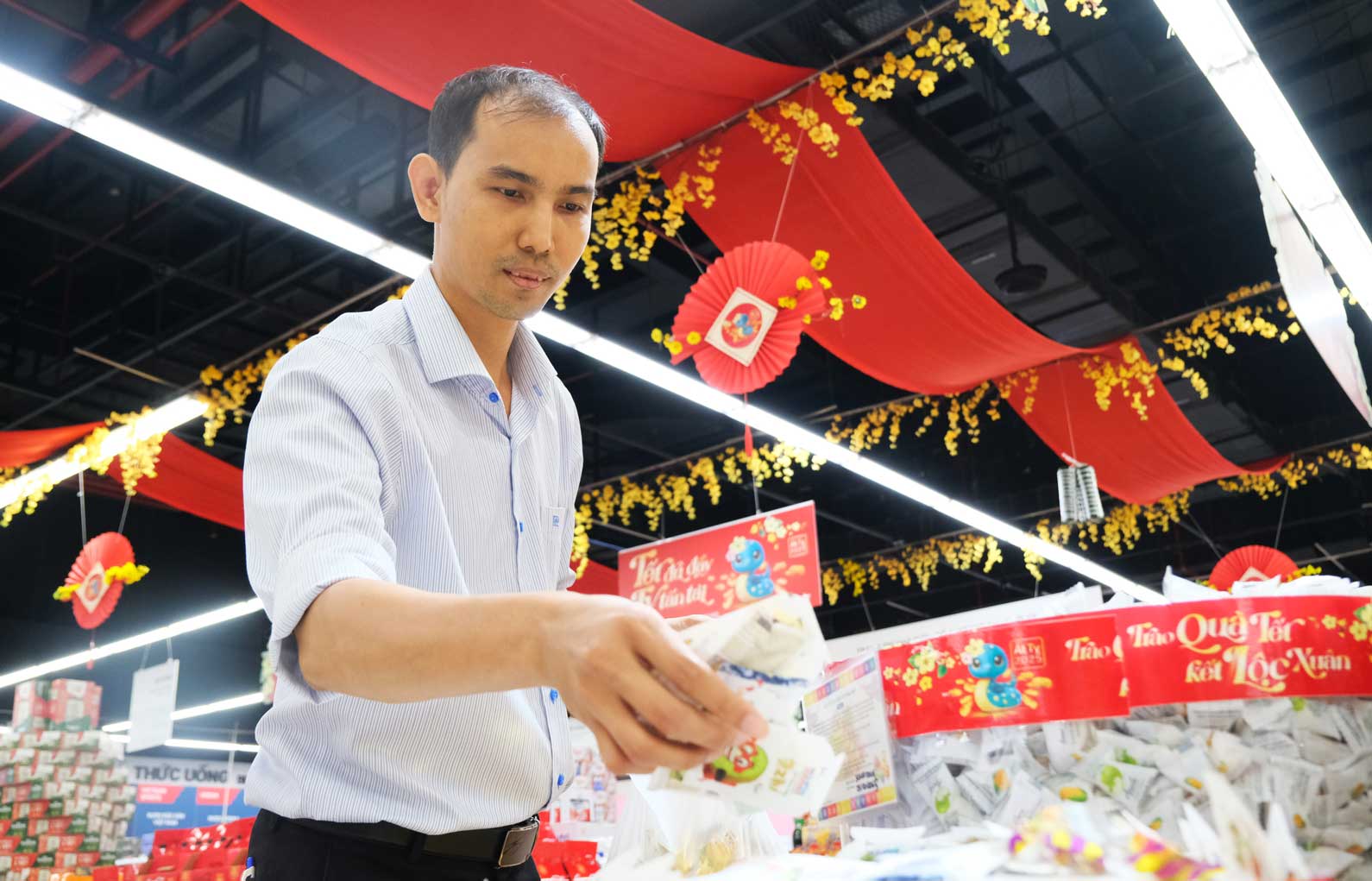 Anh Luong mua banh keo de chuan bi cho ngay Tet cua gia dinh. Anh: Phong Linh