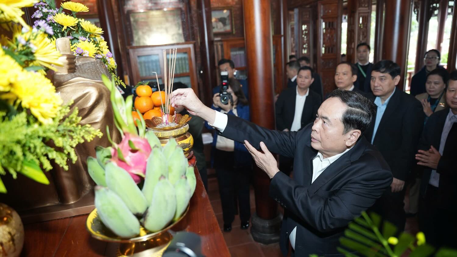 National Assembly Chairman Tran Thanh Man offers incense in memory of General Le Duc Anh. Photo: Ngoc Hieu.