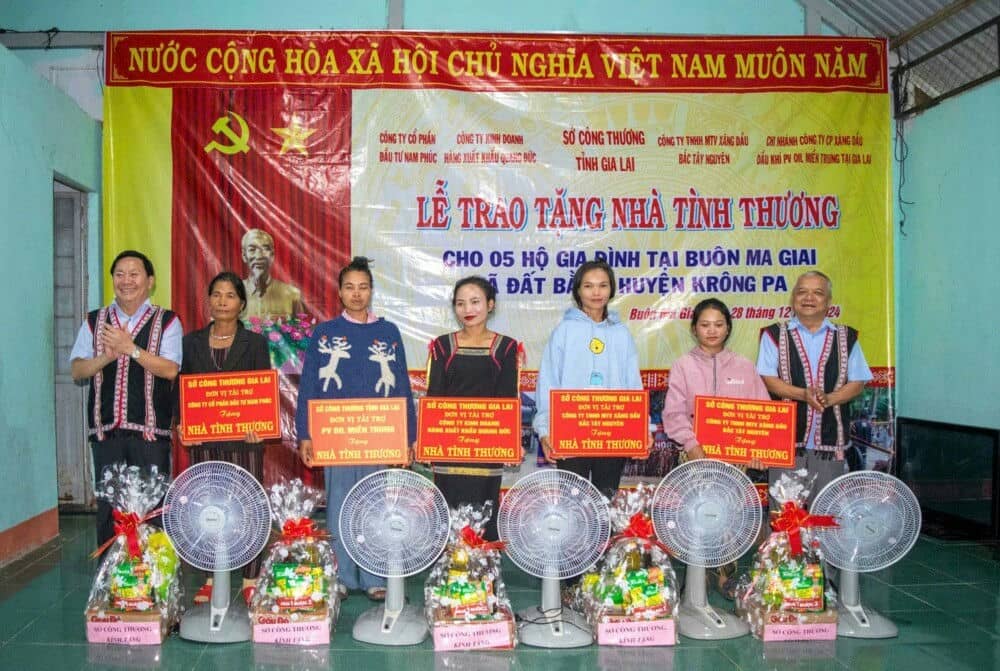 Dai dien So Cong thuong Gia Lai trao qua dong vien va ho tro nha tinh thuong cho nguoi dan ngheo. Anh: Thanh Tuan