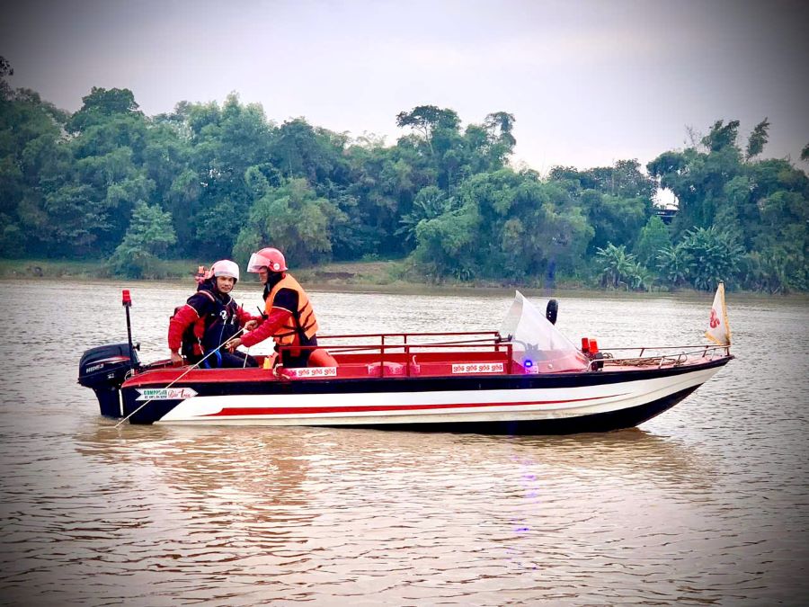 Awarding "Dedication to the Community" to individuals and groups. Photo: Tran Thi