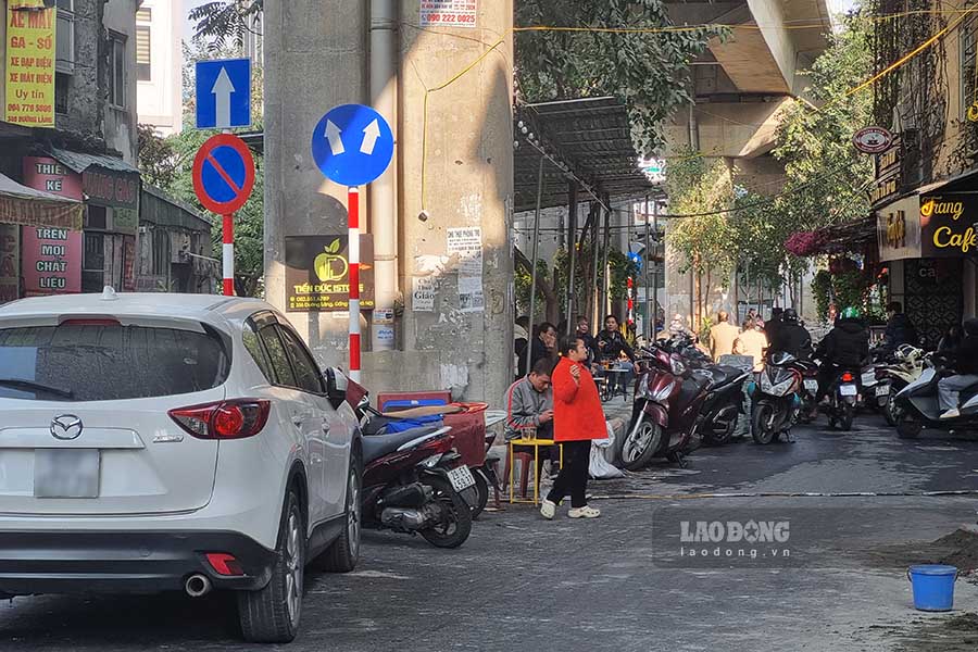 Du chi co be rong khong qua lon nhung phan mat tien cua duong nhanh nay tap trung rat nhieu cua hang kinh doanh an uong. Xe co do tran lan duoi long duong.