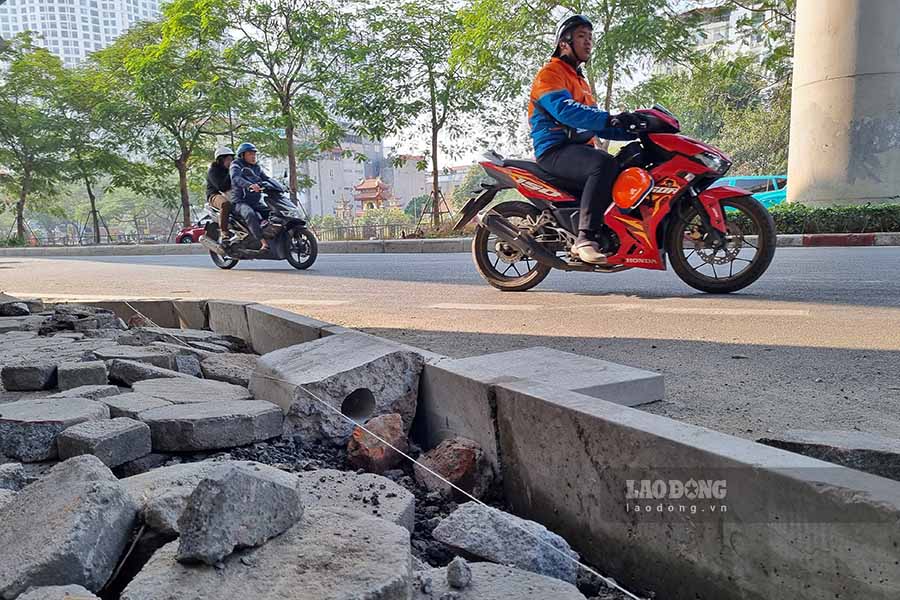 Nhanh re tu duong Lang vao Yen Lang duoc mo rong nham giam tai ap luc cho dong phuong tien tu Nga Tu So ve nut giao Lang - Yen Lang. Ghi nhan 29.12, phan bo via van chua hoan chinh.