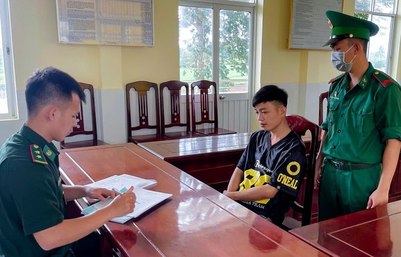 The working group of Vinh Hai Border Guard Station took the statement of Le Chau Phu for illegal possession of drugs.
