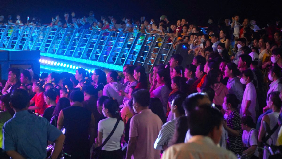 Trong khuon kho su kien con co hoat dong tha 5.000 den hoa dang (kich thuoc 40cm x 40cm) tai kenh Xang Thoi; trinh dien nhay Flashmob; trinh dien nhac cu dan toc; tha dieu nghe thuat...