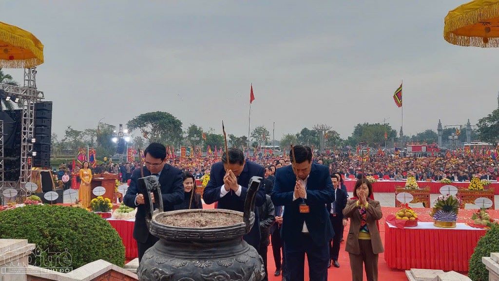 Lanh dao thanh pho dang huong tuong niem 439 nam ngay mat Danh nhan van hoa Nguyen Binh Khiem. Anh: UBND huyen Vinh Bao