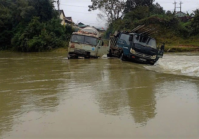 The scene where people rescued the driver and his assistant from the floodwaters. Photo: Lan Phuong