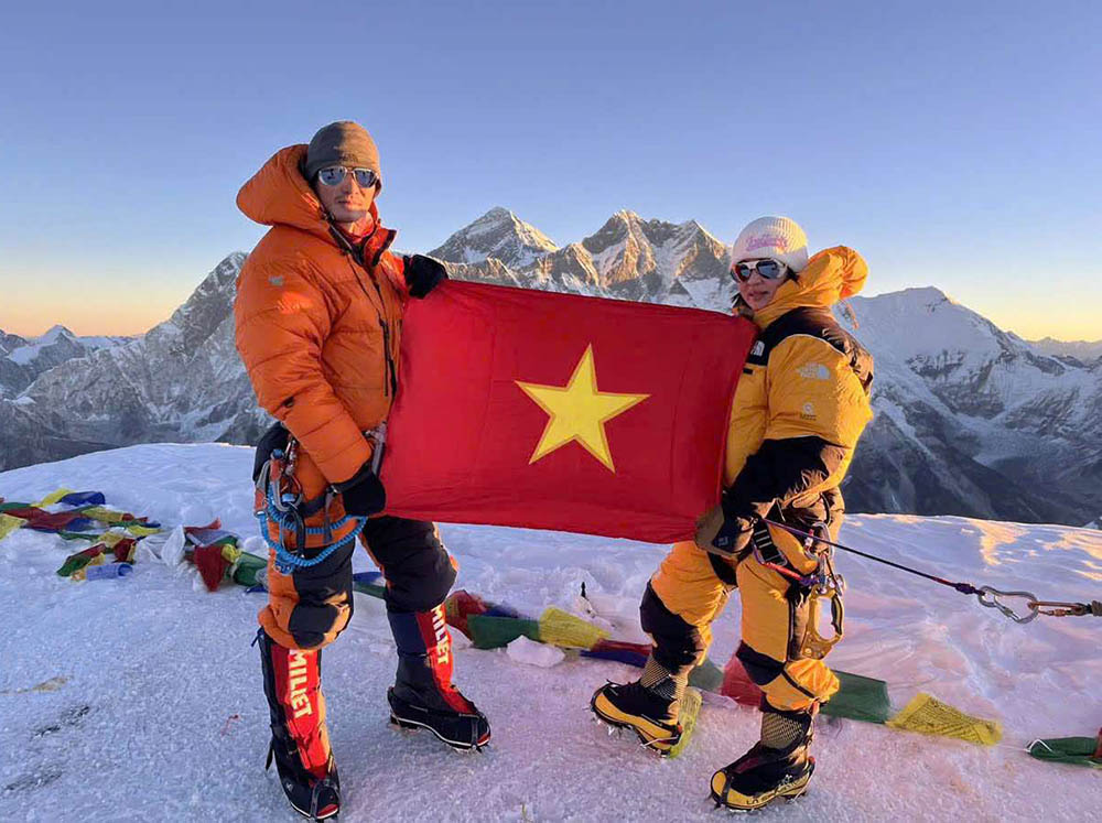 Nguyen Thanh Binh (right) became the first Vietnamese female athlete to conquer Ama Dablam peak. Photo: Interviewee