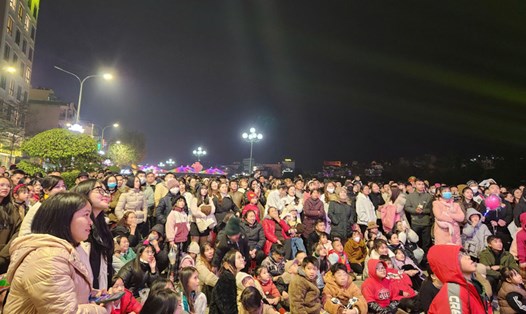 Người dân Cao Bằng chào đón năm mới 2025. Ảnh: Tân Văn.