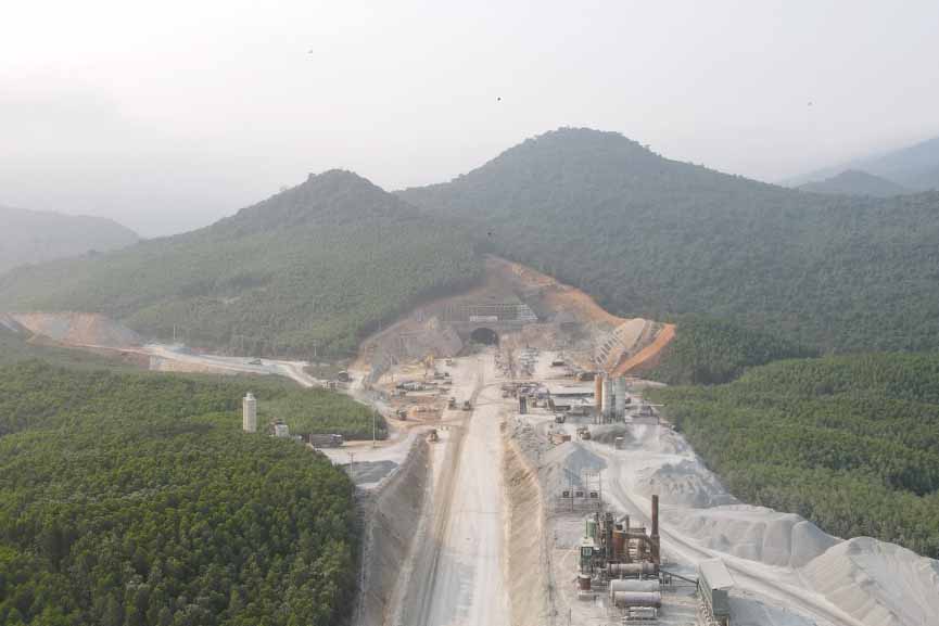 The North-South Expressway project, Vung Ang - Bung section through Ha Tinh, requires the conversion of an additional 17 hectares of forest. Photo: Tran Tuan.