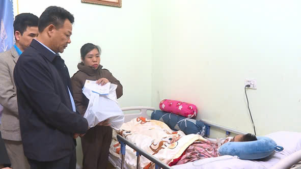Ung Hoa District Labor Federation visits union members' families in special difficulties. Photo: Union