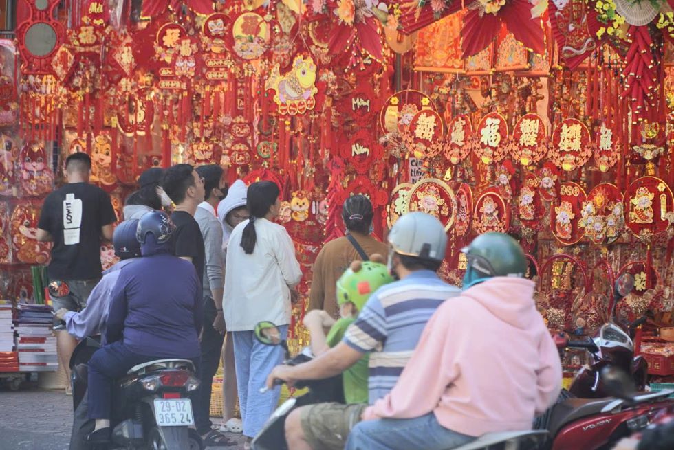 The largest decorative street in Ho Chi Minh City is bustling before Tet. Photo: Nguyen Chan