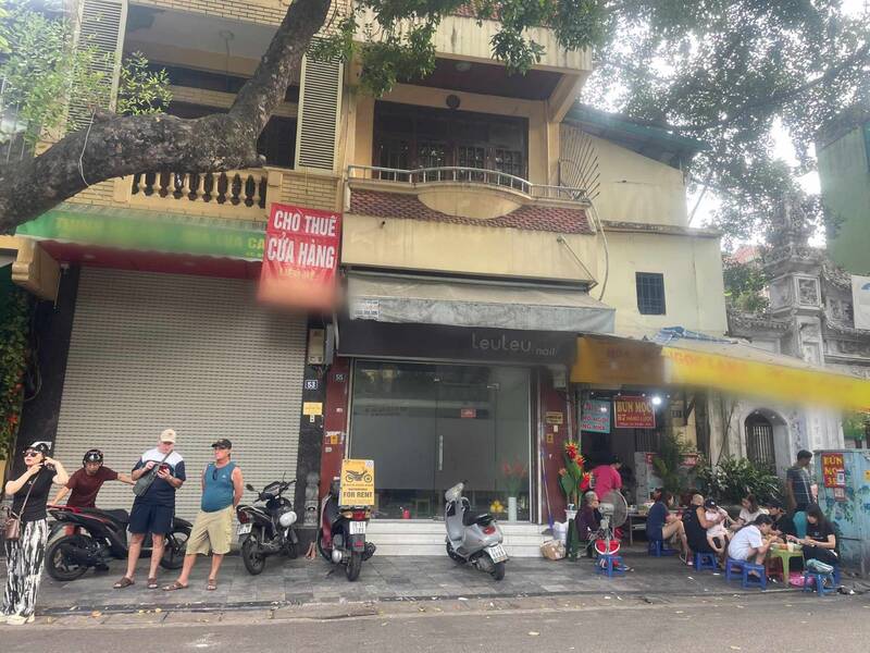 Many premises on central streets in Hanoi are vacant, with signs for year-end lease. Photo: Thu Giang