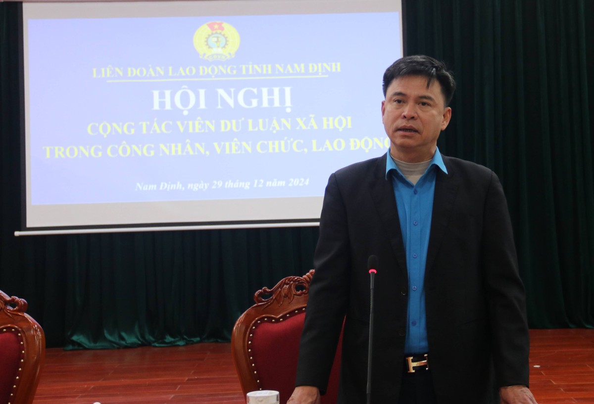 Vice President of Nam Dinh Provincial Federation of Labor Vu Quang Huy speaks at the Conference summarizing social opinion work among workers in 2024. Photo: Nam Dinh Provincial Federation of Labor
