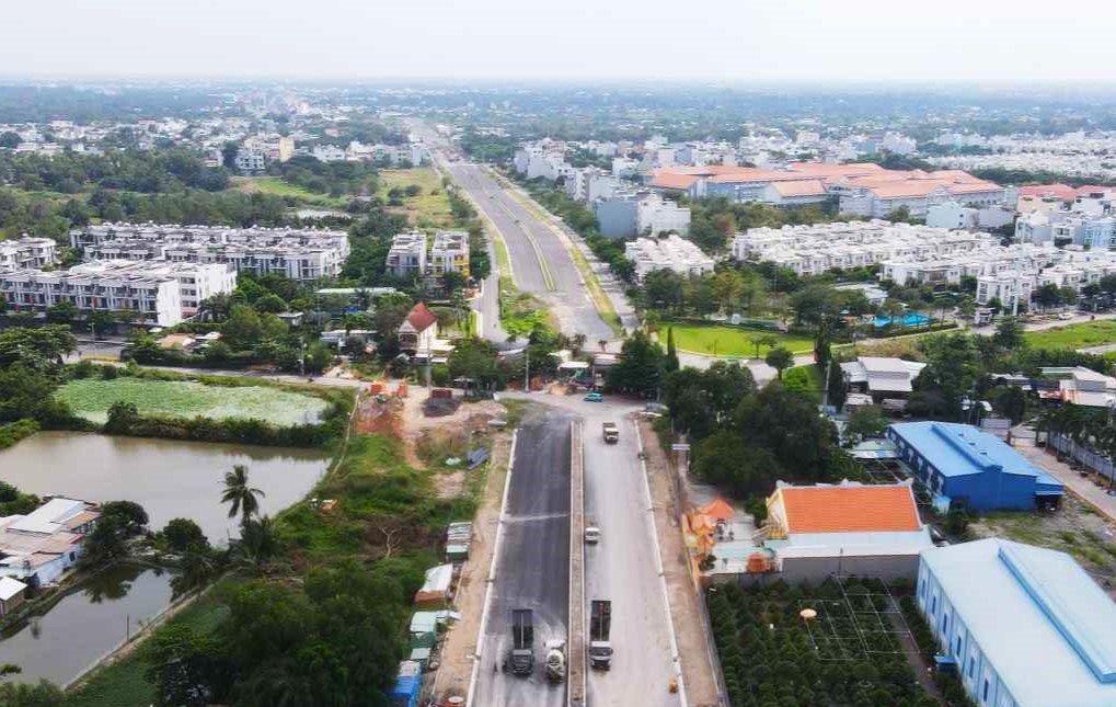 5 houses on Trinh Quang Nghi Street block the parallel road of National Highway 50. Photo: Minh Quan