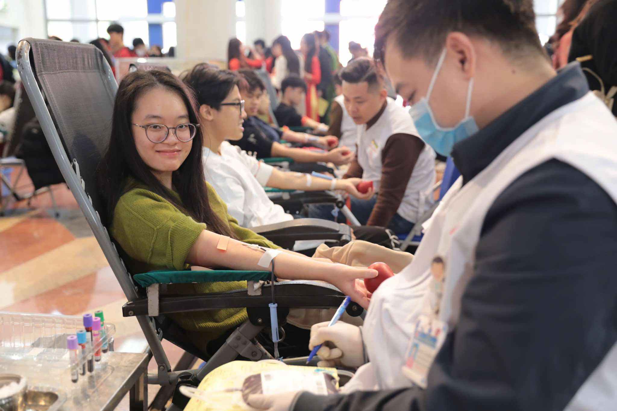 Young people donate blood at Red Sunday. Photo: Tran Chien