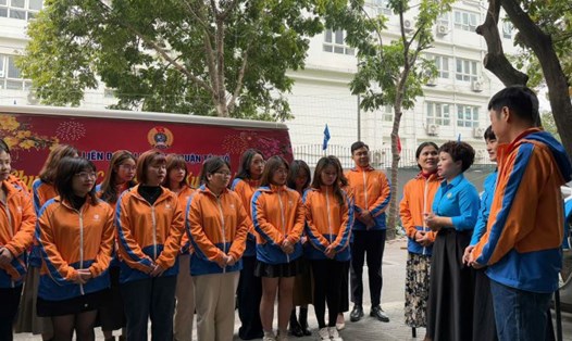 “Chuyến xe Công đoàn - Xuân Ất Tỵ 2025” do LĐLĐ quận Tây Hồ đến với ĐV, NLĐ có hoàn cảnh khó khăn. Ảnh: Công đoàn cơ sở