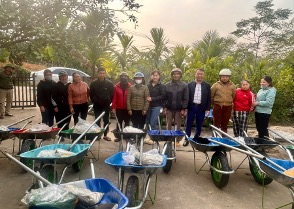 Handing over labor tools to cooperatives affected by typhoon Yagi. Photo: Khanh Lam