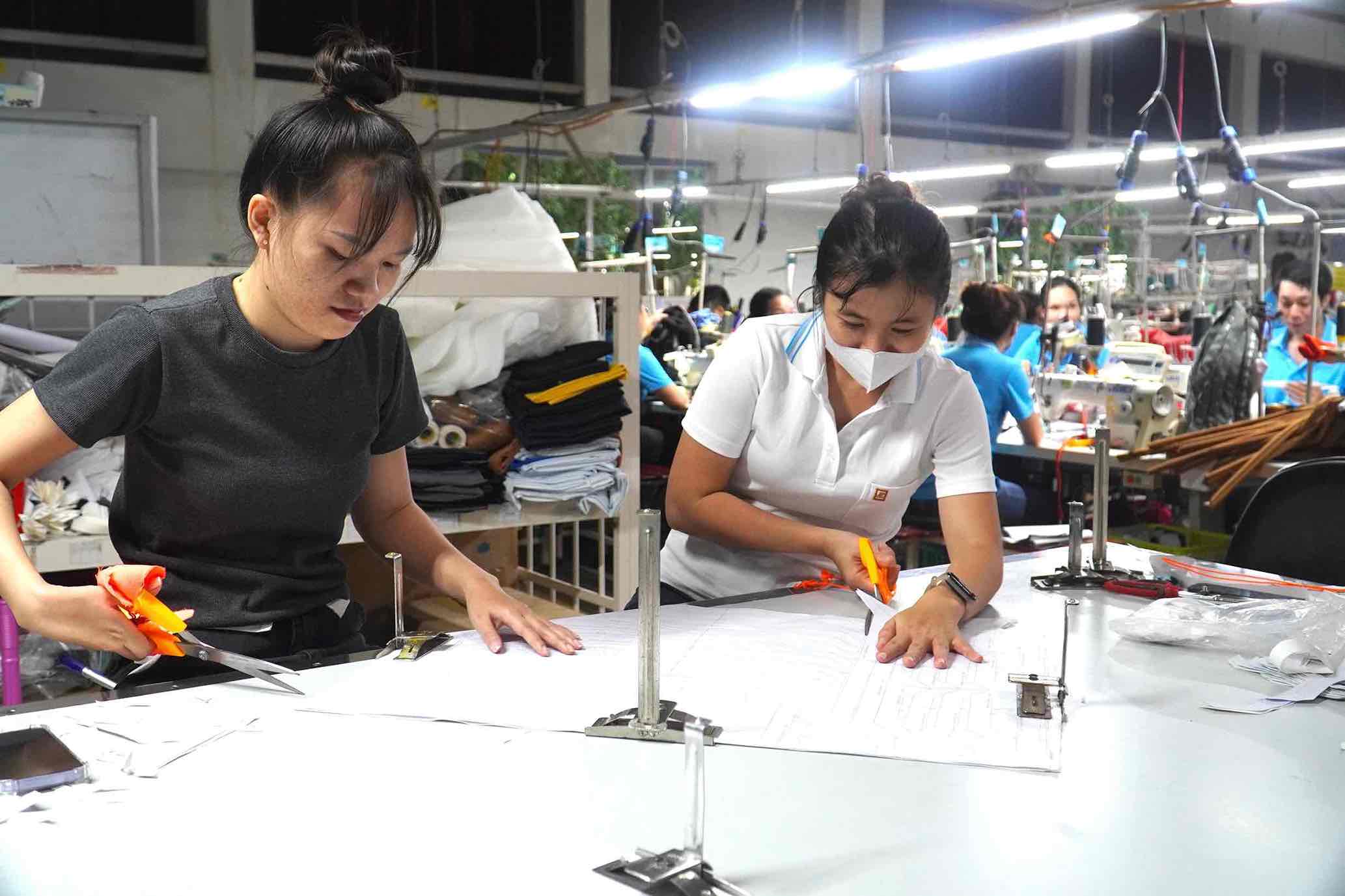 Dong Phu Cuong Joint Stock Company increases bonuses for workers on New Year's Day. Photo: HAC