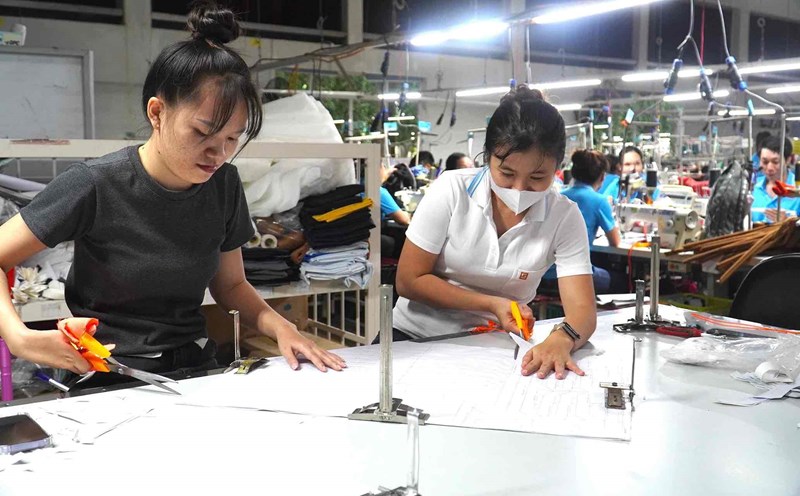Dong Phu Cuong Joint Stock Company increases bonuses for workers on New Year's Day. Photo: HAC