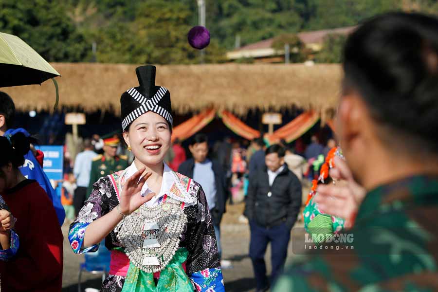 Ban Trang Thi Minh Tuyet – xa Nam Nhu, huyen Nam Po - cho biet – “Day la lan dau tien toi duoc tham gia Giao luu van hoa dan toc Mong va toi thuc su rat hao hung. Khong khi le hoi that soi dong, cac tiet muc van nghe truyen thong lai vo cung dac sac, khien toi cam thay tu hao ve van hoa dan toc minh”.