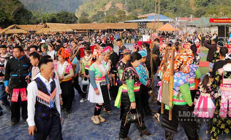 “Le cung dong ho” mot net dep van hoa truyen thong cua nguoi Mong, duoc tai hien sinh dong. Day la dip de con chau trong dong ho bao cao thanh qua lao dong trong mot nam. To long thanh kinh voi to tien, ong ba, cha me nhung nguoi da khuat trong dong ho.