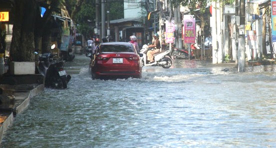 During the New Year holidays, Bac Lieu is forecast to experience strong high tides, some places exceeding alert level 3, causing flooding (photo taken during high tide in November 2024). Photo: Nhat Ho