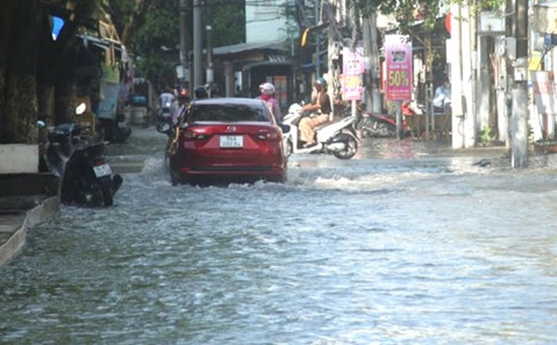 During the New Year holidays, Bac Lieu is forecast to experience strong high tides, some places exceeding alert level 3, causing flooding (photo taken during high tide in November 2024). Photo: Nhat Ho