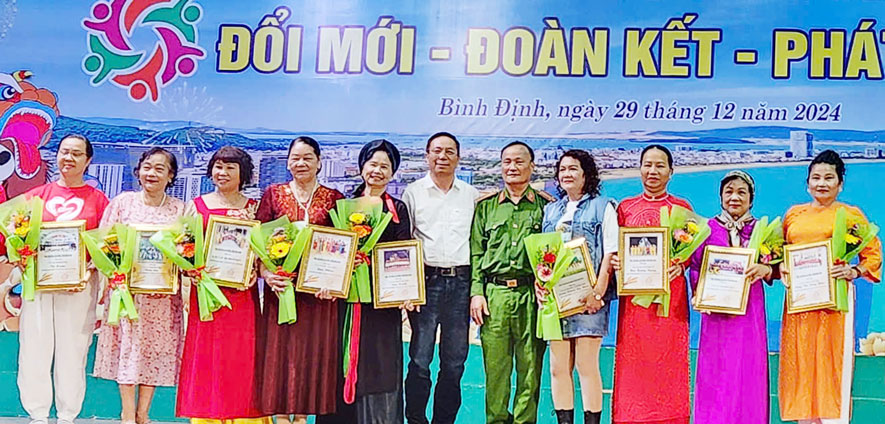 Giam doc Nha Van hoa Lao dong Binh Dinh Nguyen Thanh Thu (ao trang) tang giay khen cho cac cau lac bo giau thanh tich. Anh: Nhat Le.