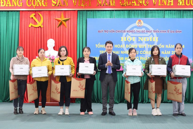Mr. Nguyen Manh Cuong - Director of the Capital Poor Workers Fund presented community development gifts to union members and employees who borrowed capital from the Fund. Photo: Grassroots Trade Union