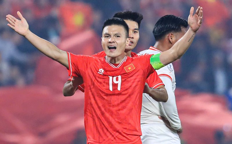 Quang Hai sat on the bench for the second leg of the ASEAN Cup 2024 semi-final between Vietnam and Singapore. Photo: Minh Dan