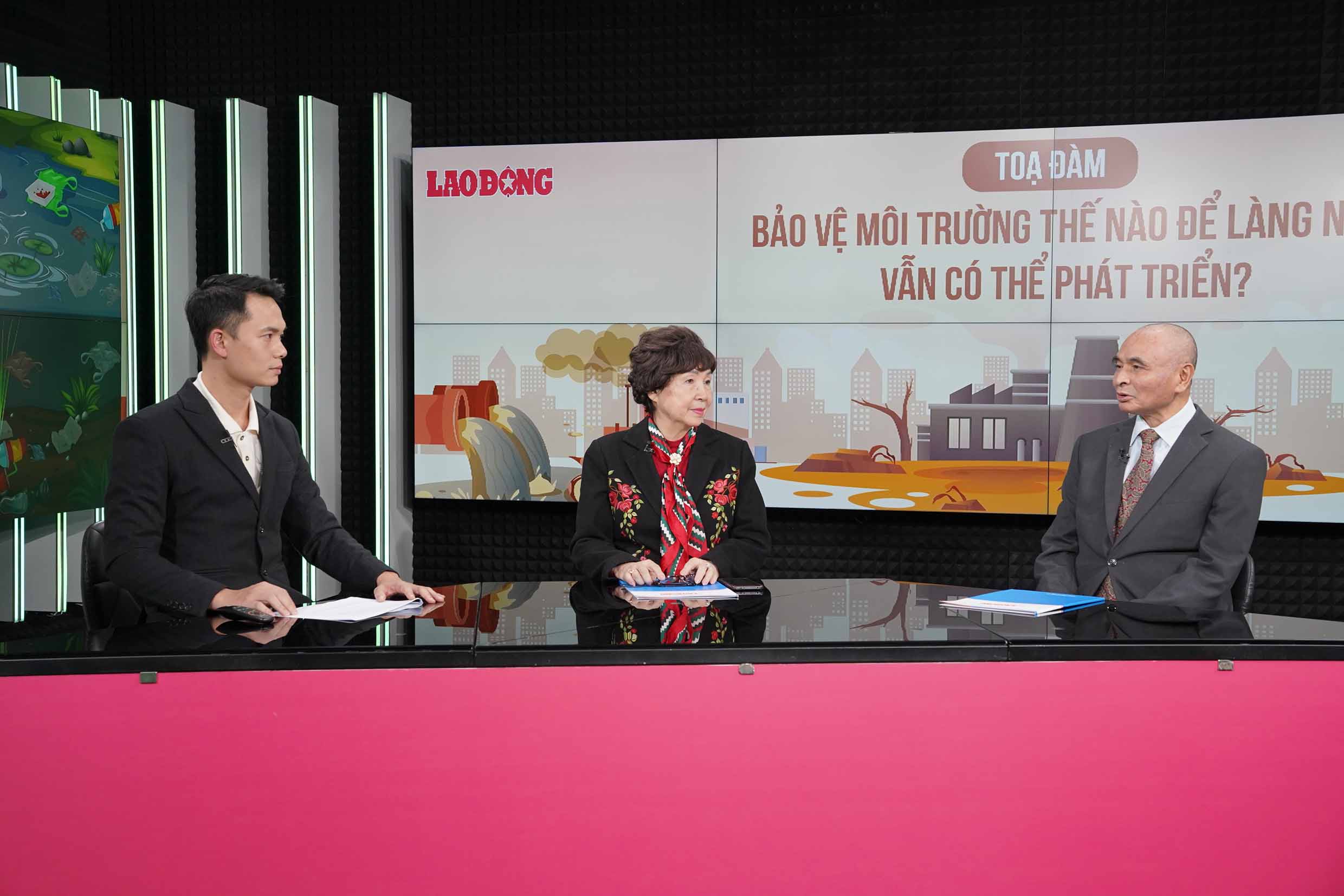 Scene of the seminar "How to protect the environment so that craft villages can still develop?". Photo: Vu Linh