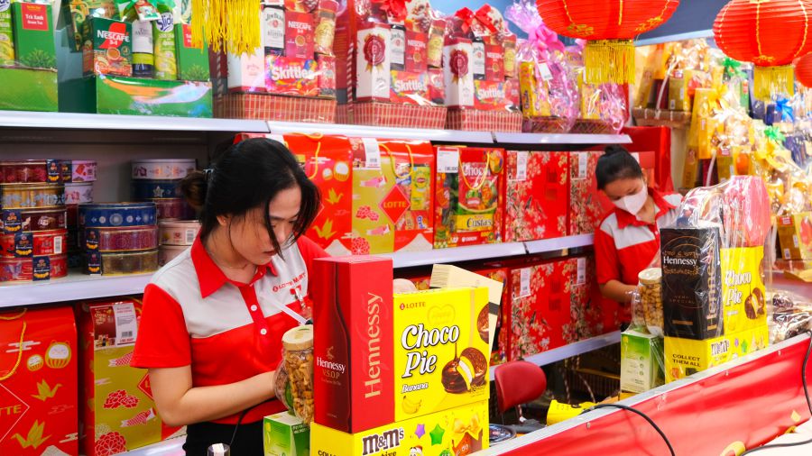 Supermarkets in Can Tho increase recruitment of seasonal workers for Tet. Photo: My Ly