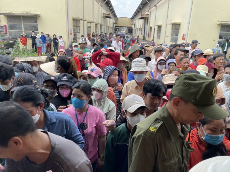 Hundreds of workers are in dire straits due to unpaid wages and long-term delays in paying social insurance. Photo: Dinh Trong