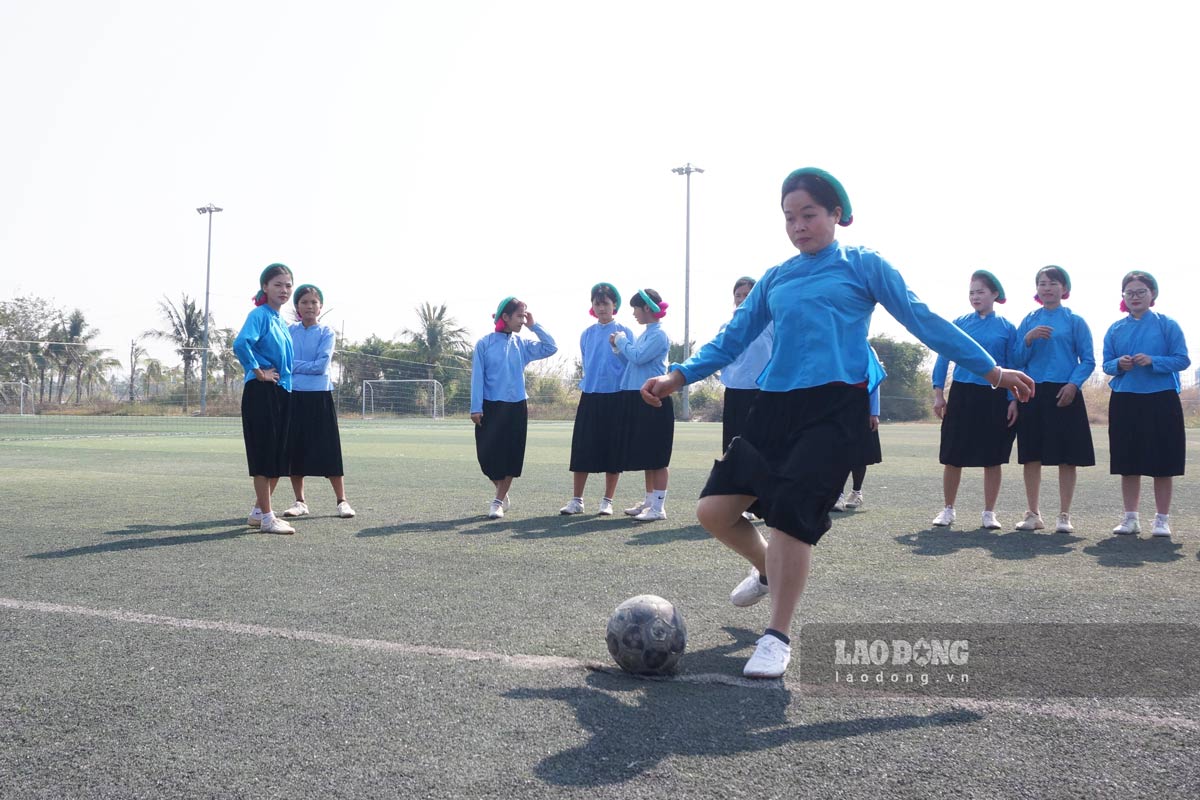 Penalty shootout of Huc Dong Women's Football Club, Binh Lieu District, Quang Ninh Province. Photo: Doan Hung