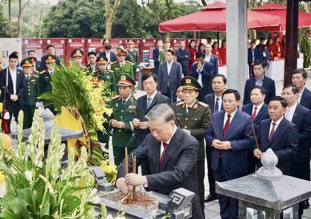 General Secretary To Lam offers incense at the Tomb of Hai Thuong Lan Ong Le Huu Trac. Photo: Ha Tinh Police