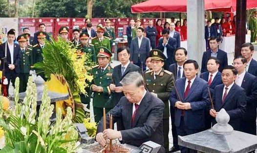 Tổng Bí thư Tô Lâm dâng hương tại Di tích Khu mộ Hải Thượng Lãn Ông Lê Hữu Trác. Ảnh: Công an Hà Tĩnh