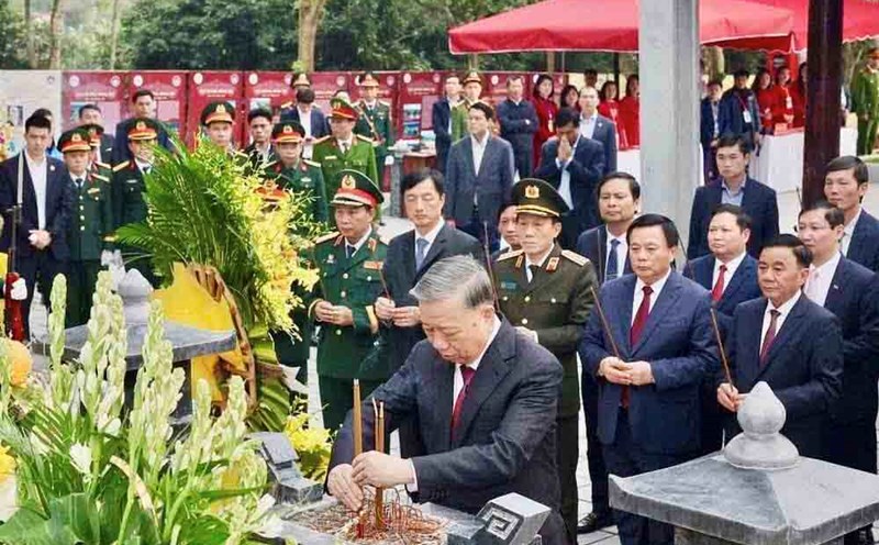 General Secretary To Lam offers incense at the Tomb of Hai Thuong Lan Ong Le Huu Trac. Photo: Ha Tinh Police
