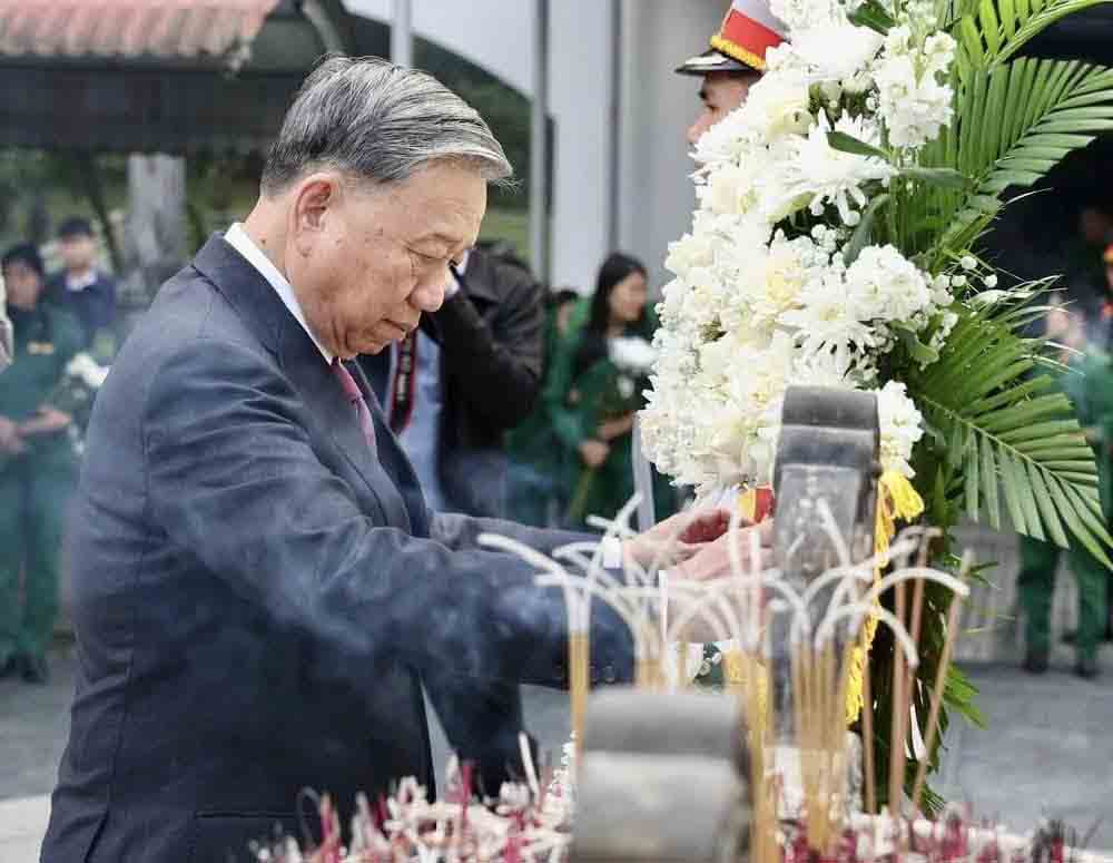 Tong Bi thu To Lam dang huong tai Di tich lich su Quoc gia dac biet Nga ba Dong Loc. Anh: Cong an Ha Tinh.