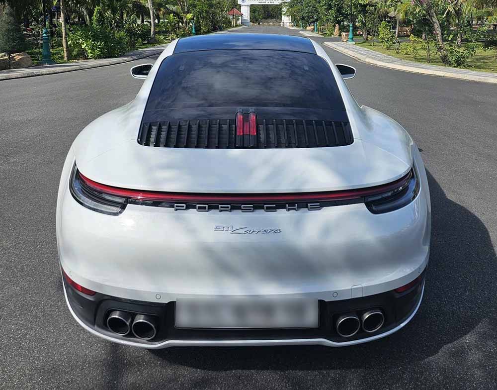 Can canh chiec xe nhin tu phia sau. Anh: Supercar In VietNam