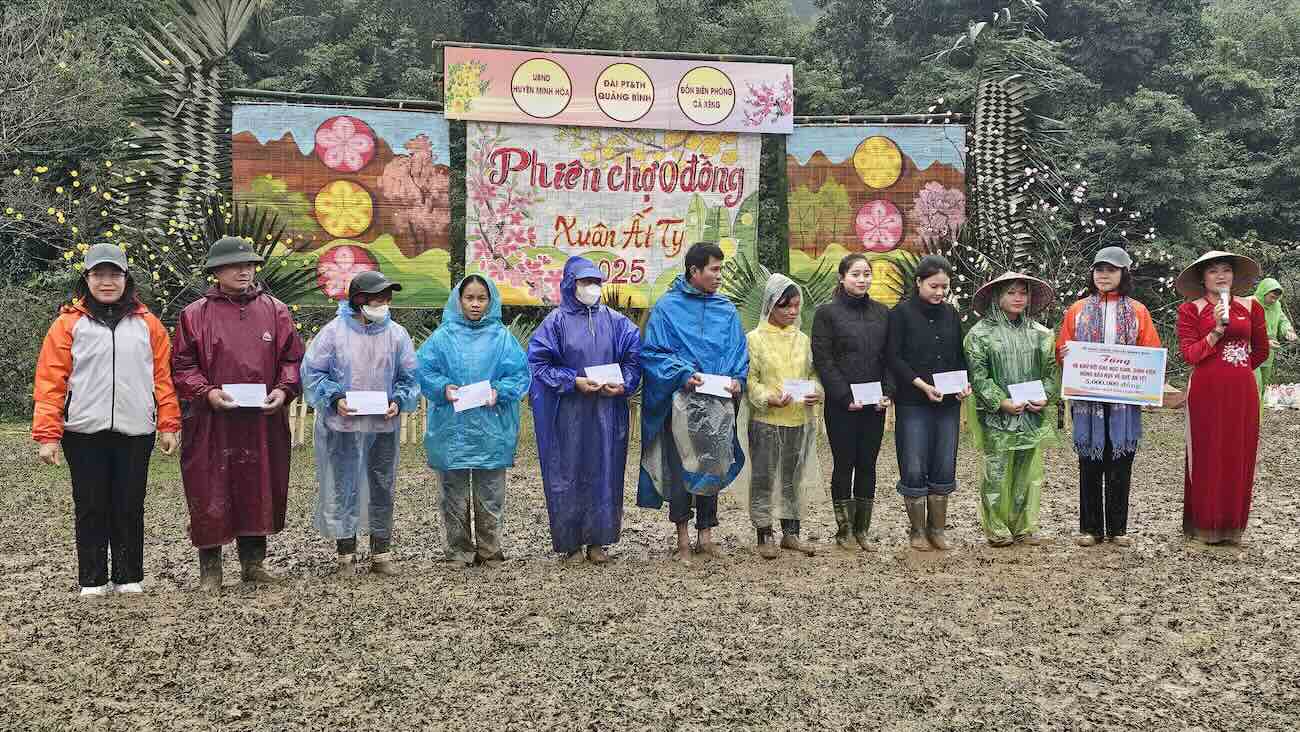 The organizers give gifts at the "Zero-VND Market" at the border area in Quang Binh. Photo: M.Huy