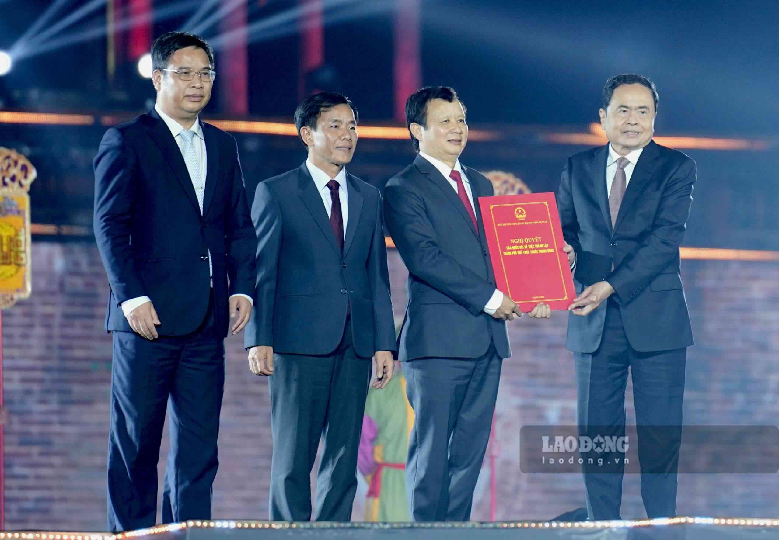 National Assembly Chairman Tran Thanh Man presents the National Assembly's resolution on the establishment of Hue city under the central government. Photo: Nguyen Luan.